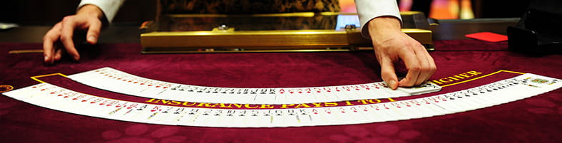 Kártyakeverő kezek az asztal felett